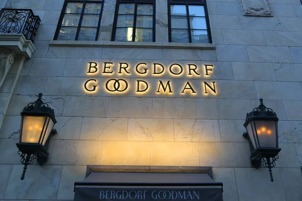 New York'ta Bergdorf Goodman mağaza — Stok fotoğraf