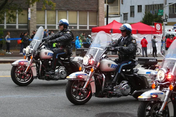 NYPD officers on motorcycles providing security during New York City marathon — Stock Photo, Image