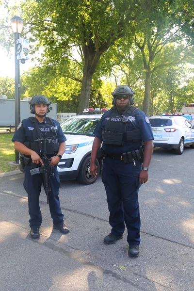 Policía de Nueva York agentes antiterroristas que proporcionan seguridad —  Fotos de Stock