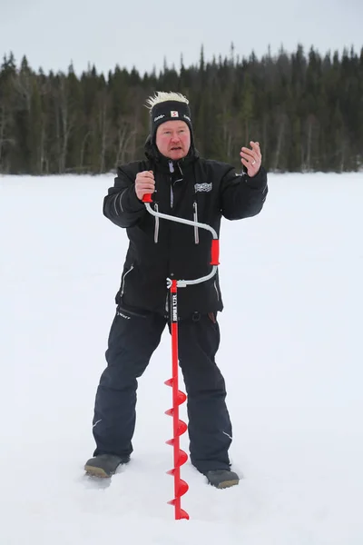 ラップランド、フィンランドの凍った湖の上の氷釣り中に正体不明の漁師 — ストック写真