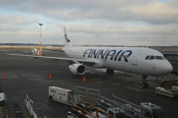 Finnair samolotu na płycie lotniska Lotnisko Helsinki-Vantaa, w Finlandii. — Zdjęcie stockowe