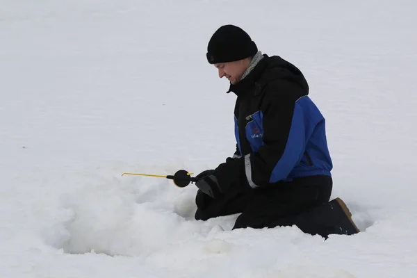 在芬兰拉普兰冰冻湖面上的冰上捕鱼过程中, 身份不明的渔夫 — 图库照片#