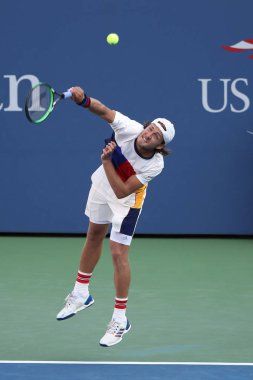 New York - 3 Eylül 2017: Profesyonel tenis oyuncusu Lucas Pouille Fransa'nın onun bize açık 2017 yuvarlak Billie Jean King Ulusal Tenis Merkezi 4 maç sırasında eylem