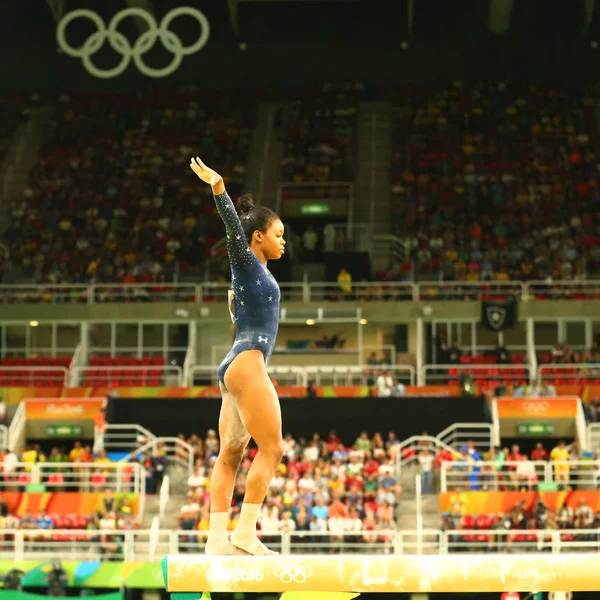 ブラジル ジャネイロ 2016 アメリカ合衆国のギャビー ダグラスのオリンピック チャンピオン競合女性の万能体操資格リオ 2016 年のオリンピックでの平均台 — ストック写真