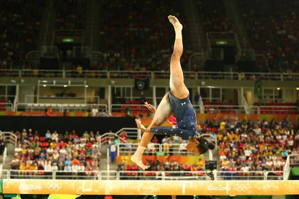 ブラジル ジャネイロ 2016 アメリカ合衆国のギャビー ダグラスのオリンピック チャンピオン競合女性の万能体操資格リオ 2016 年のオリンピックでの平均台 — ストック写真