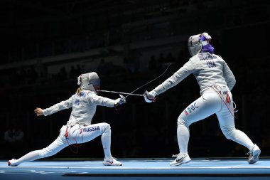 Rio De Janeiro, Brezilya - 13 Ağustos 2016: Kadınların Sabre Takım Rio 2016 Olimpiyat Oyunları, Carioca Arena 3 Dagmara Wozniak, Amerika Birleşik Devletleri (R) ve Ekaterina Dyachenko Rusya'nın rekabet