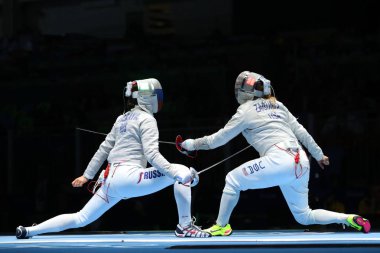 Rio De Janeiro, Brezilya - 13 Ağustos 2016: Kadınların Sabre Takım Rio 2016 Olimpiyat Oyunları, Carioca Arena 3 Dagmara Wozniak, Amerika Birleşik Devletleri (R) ve Ekaterina Dyachenko Rusya'nın rekabet