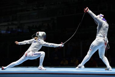 Rio De Janeiro, Brezilya - 13 Ağustos 2016: Kadınların Sabre Takım Rio 2016 Olimpiyat Oyunları, Carioca Arena 3 Dagmara Wozniak, Amerika Birleşik Devletleri (R) ve Ekaterina Dyachenko Rusya'nın rekabet
