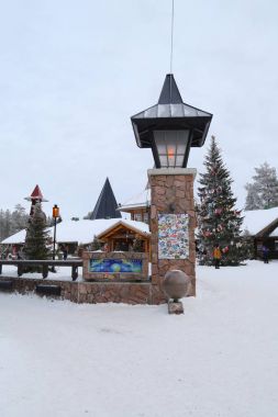 Rovaniemi, Finlandiya - 19 Şubat 2017: Arctic Circle Line Rovaniemi, Finlandiya Lapland bölgesinde Santa Claus köyde. 1985 yılında açılan bir eğlence parkı olduğunu.