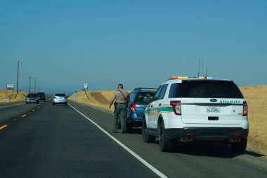 Napa, Kaliforniya - 16 Eylül 2017: Napa County Şerif bölümü memur Napa City, California durdurmak Rating yapar