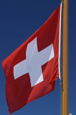 Yüksekten uçuyor İsviçre bayrağı