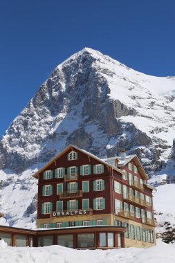 Kleine Scheidegg, İsviçre - 5 Mayıs 2017: Bellevue des Alpes otel görünümü. Bu tesisi Kanton Bern, İsviçre Alpleri'nde bulunan ve ünlü Lauberhornrennen yarış kayak için 