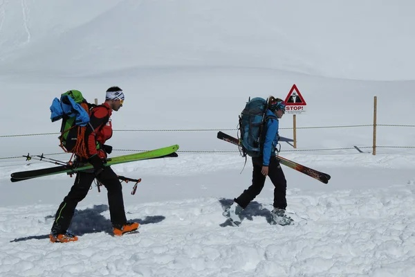 Jungfraujoch Switzerland Мая 2017 Года Неизвестные Туристы Готовы Кататься Лыжах — стоковое фото