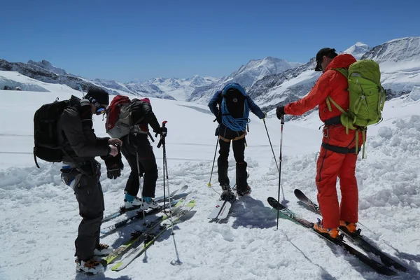 Jungfraujoch Switzerland Мая 2017 Года Неизвестные Туристы Готовы Кататься Лыжах — стоковое фото