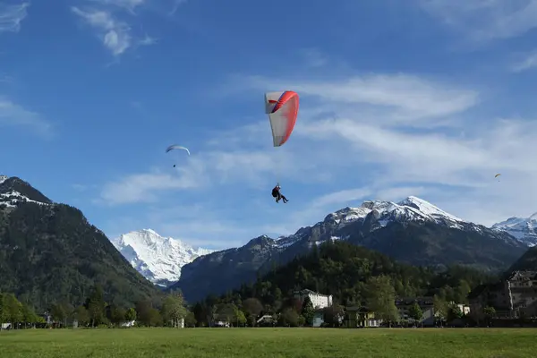 Interlaken Switzerland May 2017 Tandem Paragliding Flights Swiss Alps Interlaken — Stock Photo, Image