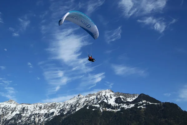 Interlaken Switzerland May 2017 Tandem Paragliding Flights Swiss Alps Interlaken — Stock Photo, Image