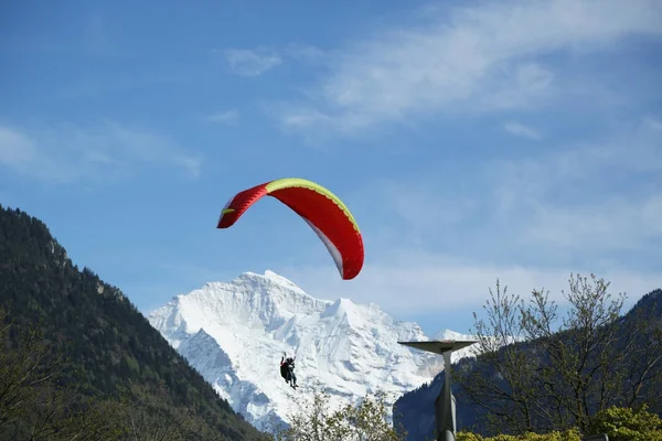 Interlaken Switzerland May 2017 Tandem Paragliding Flights Swiss Alps Interlaken — Stock Photo, Image