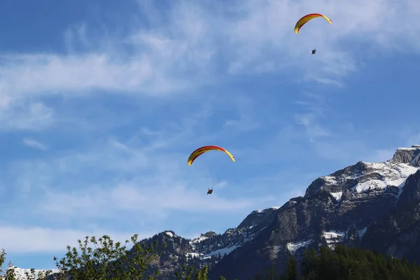 Interlaken Zwitserland Mei 2017 Tandem Paragliding Vluchten Zwitserse Alpen Interlaken — Stockfoto