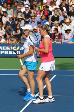 New York - 10 Eylül 2017: bize açık 2017 Ulusal Tenis merkezi New York'ta kadınlar Şampiyonlar çiftler maç sırasında Grand Slam şampiyonları Martina Navratilova ve Kim Clijsters 