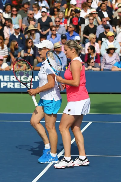 2017年9月10日 大满贯冠军纳拉蒂洛娃和金克里斯特尔斯在女子冠军双打比赛在美国公开赛2017在纽约国家网球中心 — 图库照片