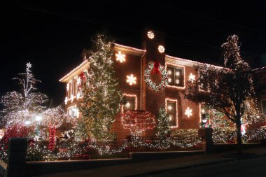 Brooklyn, New York - 28 Kasım 2017: Noel ev dekorasyon ışıklar Dyker Heights banliyö Brooklyn mahallede görüntülemek