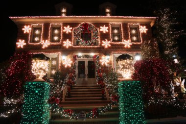 Brooklyn, New York - 28 Kasım 2017: Noel ev dekorasyon ışıklar Dyker Heights banliyö Brooklyn mahallede görüntülemek