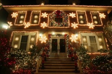 Brooklyn, New York - 28 Kasım 2017: Noel ev dekorasyon ışıklar Dyker Heights banliyö Brooklyn mahallede görüntülemek