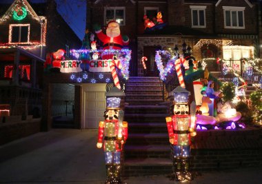 Brooklyn, New York - 28 Kasım 2017: Noel ev dekorasyon ışıklar Dyker Heights banliyö Brooklyn mahallede görüntülemek