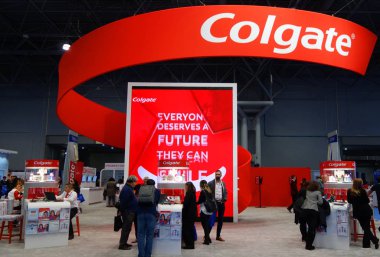 New York - 28 Kasım 2017: Colgate New York büyük Ny diş toplantıda standında. Colgate Diş macunları, diş fırçası, gargaraları ve diş ipi bir ağız hijyeni ürün hattı olduğunu