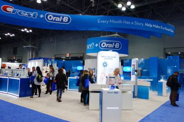 New York - 28 Kasım 2017: Crest Oral-B New York büyük Ny diş toplantıda standında. Colgate Diş macunları, diş fırçası, gargaraları ve diş ipi bir ağız hijyeni ürün hattı olduğunu