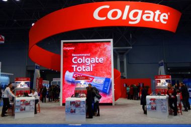 New York - 28 Kasım 2017: Colgate New York büyük Ny diş toplantıda standında. Colgate Diş macunları, diş fırçası, gargaraları ve diş ipi bir ağız hijyeni ürün hattı olduğunu