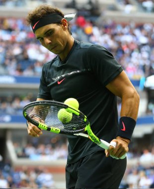 New York - 10 Eylül 2017: Grand Slam şampiyonu İspanya Rafael Nadal Billie Jean King Ulusal Tenis Merkezi onun bize açık 2017 final maçı sırasında eylem