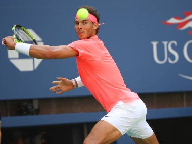 New York - 4 Eylül 2017: Grand Slam şampiyonu İspanya Rafael Nadal onun bize açık 2017 yuvarlak Billie Jean King Ulusal Tenis Merkezi 4 maç sırasında eylem 