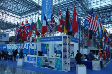 New York - 28 Kasım 2017: Kayıt alan Javits Center büyük New York diş toplantısında. ABD'de en büyük sağlık ve diş olay büyük New York diş toplantı olduğunu