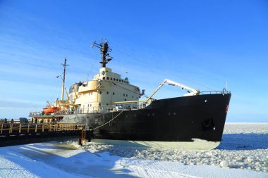 Kemi, Finlandiya - 18 Şubat 2017: Arctic Buzkıran Sampo donmuş Baltık Denizi benzersiz cruise sırasında. Sampo Buzkıran Arctic turist taşıyan macera 1988 yılından bu yana. 