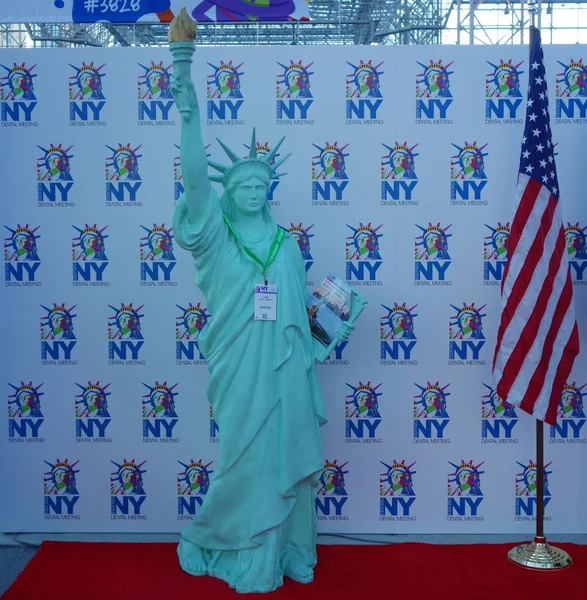 New York November 2017 Statue Liberty Met Bezoekers Grotere Tandheelkundige — Stockfoto