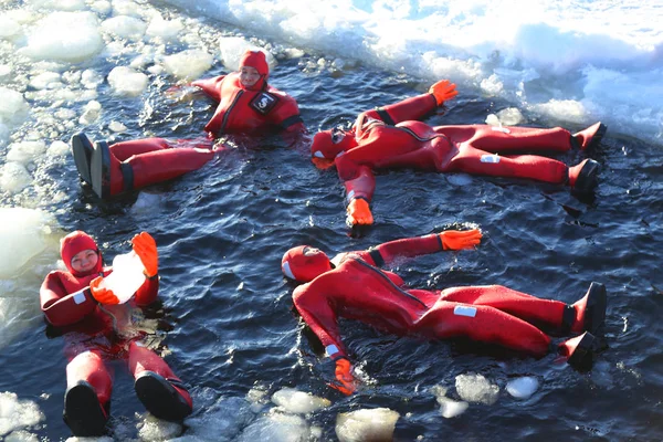 Kemi Finnland Februar 2017 Unbekannte Touristen Survival Anzug Beim Eisschwimmen — Stockfoto