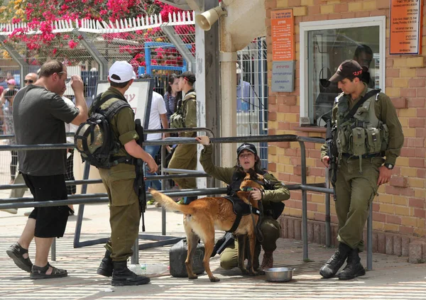 Hatzerim Israel May 2017 Israeli Soldiers Providing Security Israeli Air — Stock Photo, Image