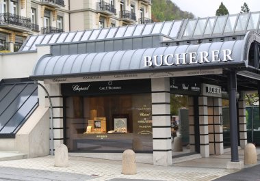 Interlaken, İsviçre - 8 Mayıs 2017: Lüks saat ve mücevher mağazası Bucherer Interlaken, İsviçre 