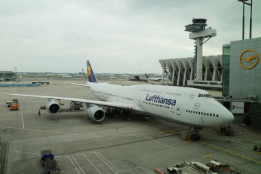 Frankfurt, Almanya - 8 Mayıs 2017: Lufthansa Boeing 747 ve hava trafik kontrol kulesi Almanya'da Frankfurt Havaalanı'nda