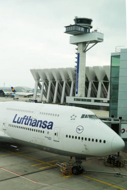 Frankfurt, Almanya - 8 Mayıs 2017: Lufthansa Boeing 747 ve hava trafik kontrol kulesi Almanya'da Frankfurt Havaalanı'nda
