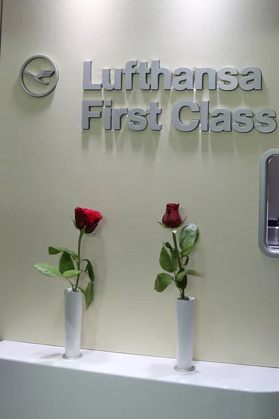 Франкфурт Германия Мая 2017 Года Знак Lufthansa First Class Внутри — стоковое фото