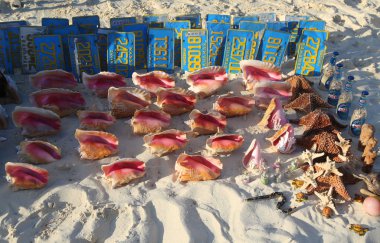 Nassau, Bahamalar - 5 Aralık 2017: Nassau, Bahamalar Cable Beach yerel Hediyelik eşya.