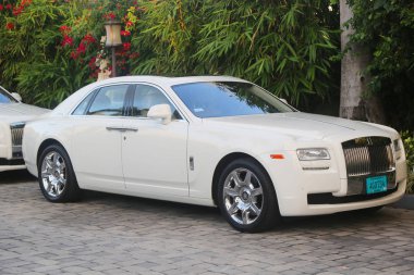 Nassau, Bahamalar - 5 Aralık 2017: Rolls-Royce lüks arabanın önüne sandalet Royal Bahama Resort Nassau, Bahamalar.