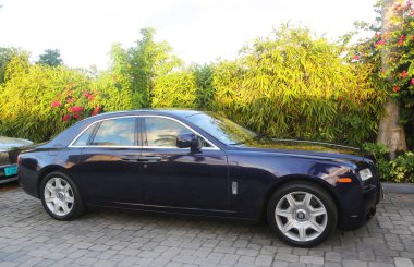 Nassau, Bahamalar - 5 Aralık 2017: Rolls-Royce lüks arabanın önüne sandalet Royal Bahama Resort Nassau, Bahamalar.
