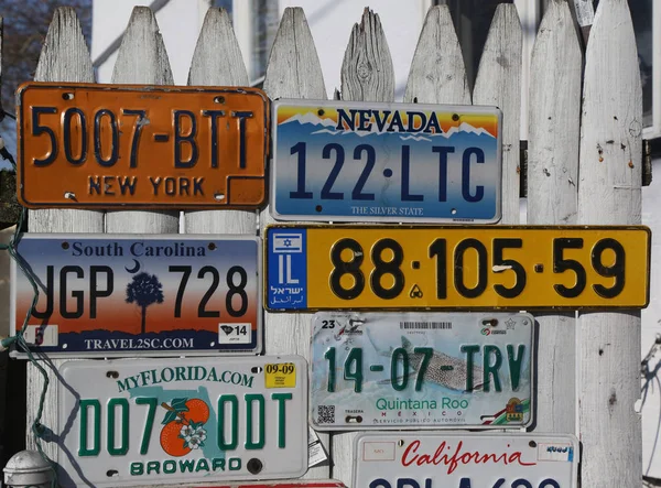 布鲁克林 2017年12月10日 旧汽车牌照在墙上的布鲁克林 纽约州 在美国 每个州发行车牌 纽约州自1901年起就需要车牌 — 图库照片