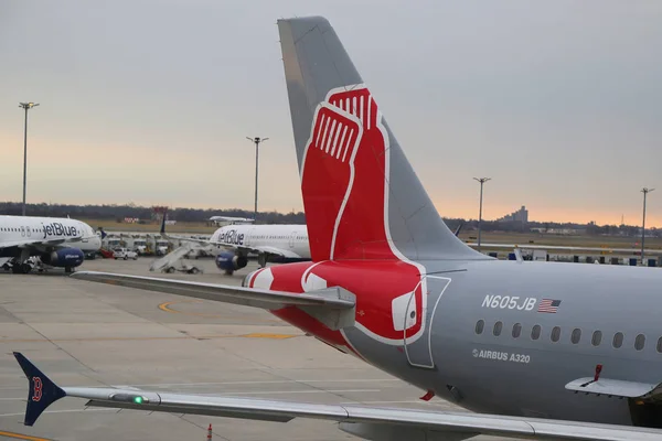 New York December 2017 Jetblue Red Sox Themed Vliegtuig Asfalt — Stockfoto