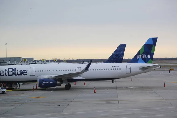 2017 Jetblue 뉴욕에서 케네디 활주로에 비행기 — 스톡 사진