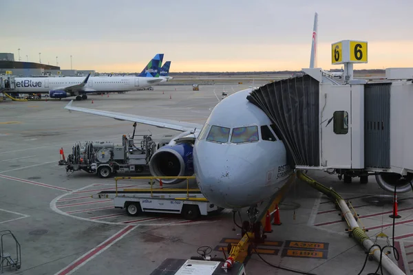 2017 Jetblue 뉴욕에서 케네디 활주로에 비행기 — 스톡 사진