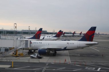 New York-3 Aralık 2017: Delta Airlines uçak New York'ta John F Kennedy Uluslararası Havaalanı'nda asfalt üzerinde